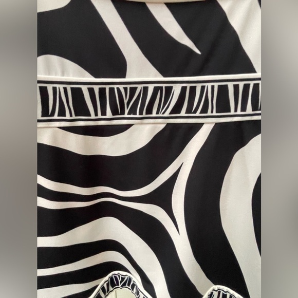 🔥🖤BCBG Maxazria size S black/off white top adjustable straps. Sexy & classy! - Picture 7 of 8